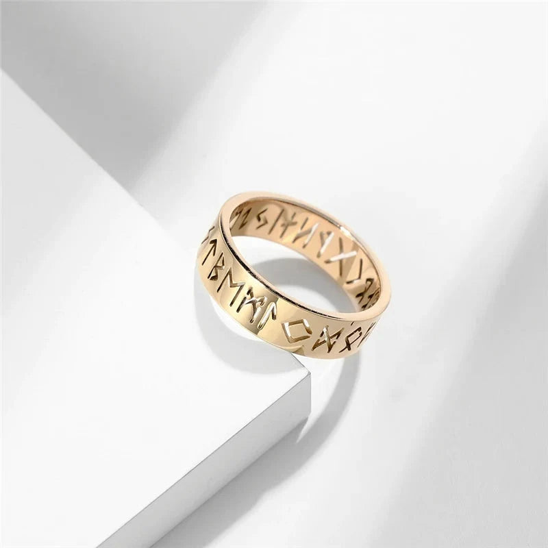 Viking Scripture Rune Ring — vista frontale