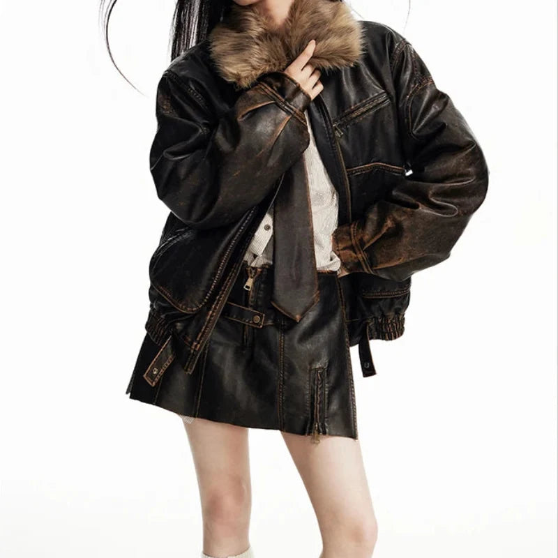 Vintage Distressed Y2K Brown Faux Leather and Fur Jacket — vista posteriore