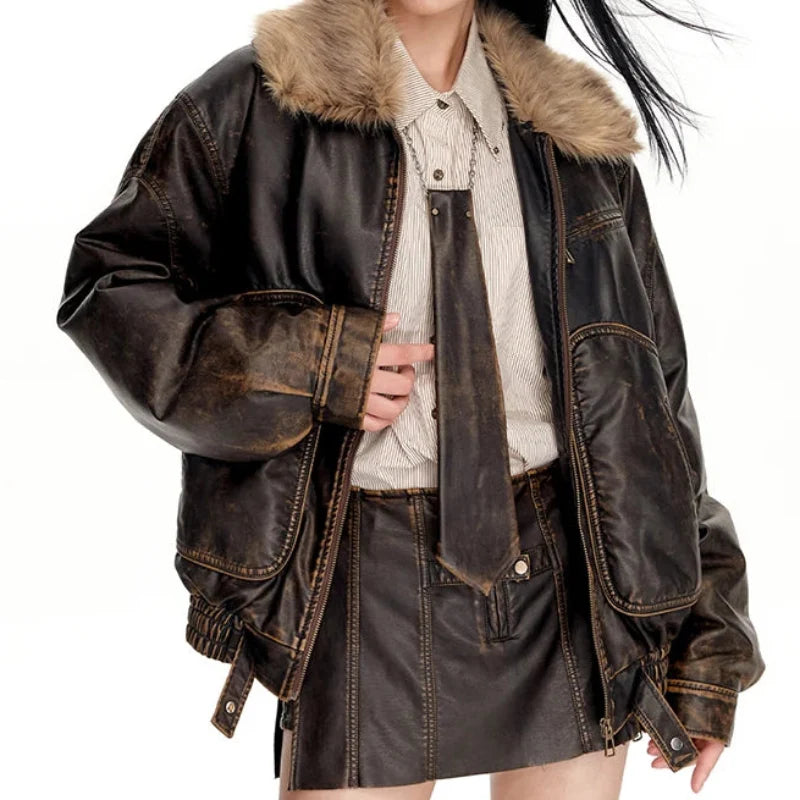 Vintage Distressed Y2K Brown Faux Leather and Fur Jacket — vista laterale