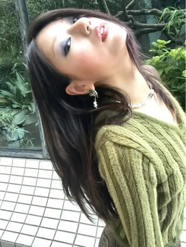 Vintage Y2K Green Striped Crop V Neck Cardigan — dettaglio della stampa