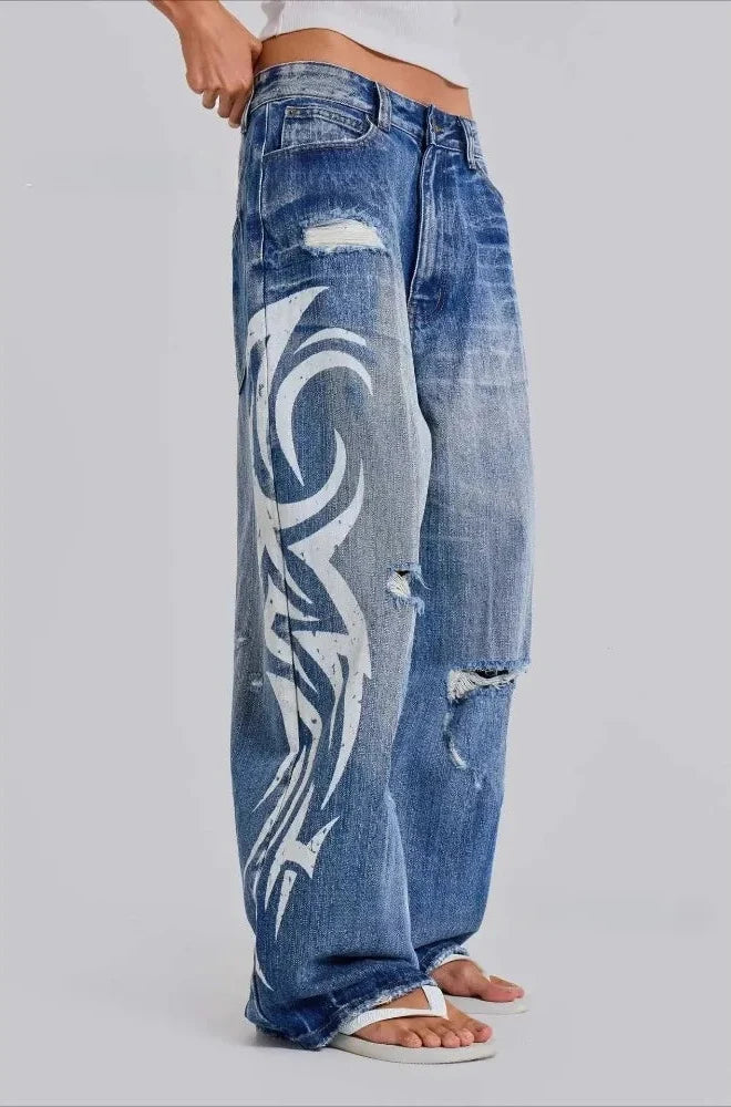 Vintage Y2K Ripped Tribal Graphic Baggy Jeans — dettaglio della stampa