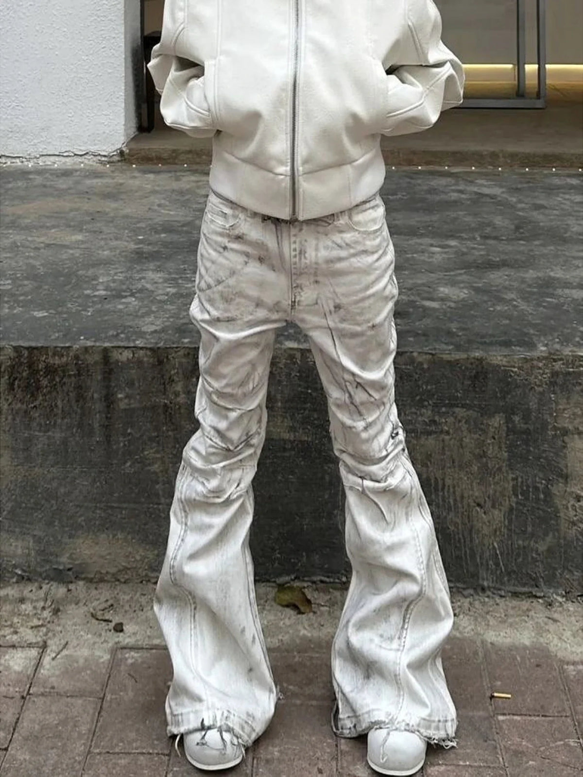 White Y2K Street Style Tie Dye Flared Jeans — vista frontale