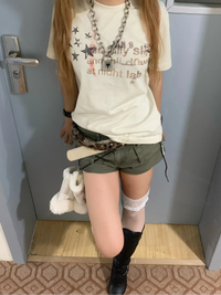 Womens Y2K "In The Lab" Graphic T Shirt — dettaglio della stampa