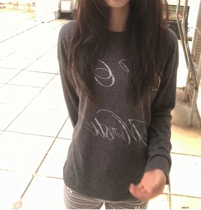 Aesthetic Letter Print Graphic Long Sleeve Top — dettaglio della stampa