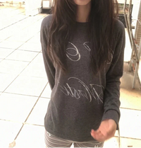 Aesthetic Letter Print Graphic Long Sleeve Top — dettaglio della stampa