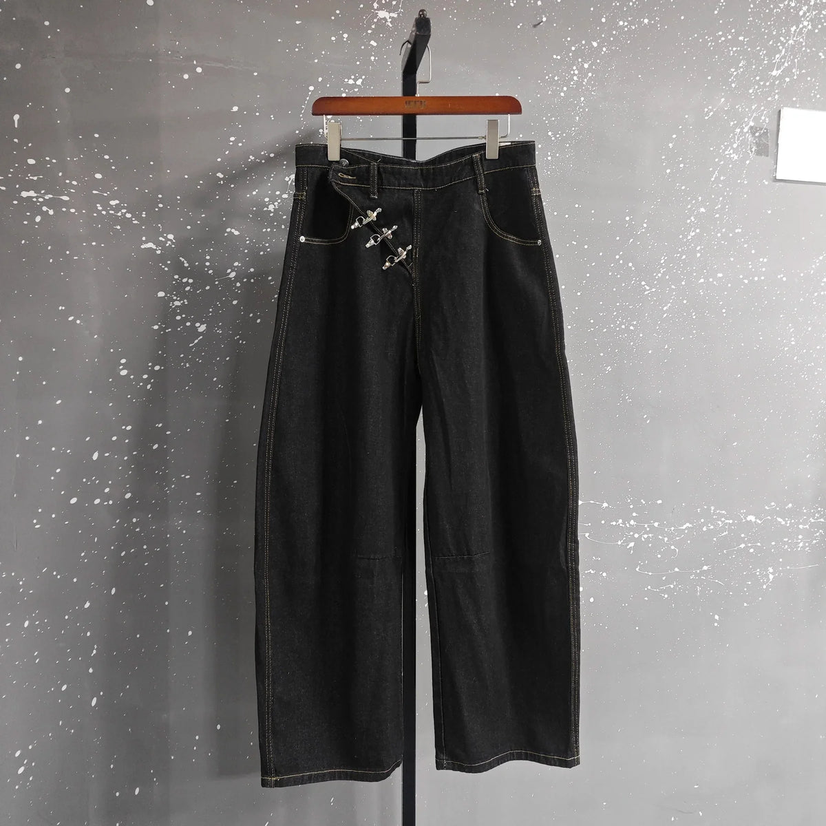 Airplane Button Design Black Baggy Barrel Jeans — in alternativa