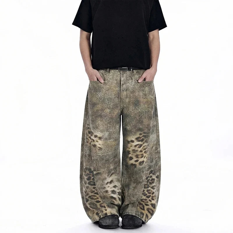 Avant Garde Leopard Print Oversized Wide Leg Barrel Jeans — vista frontale