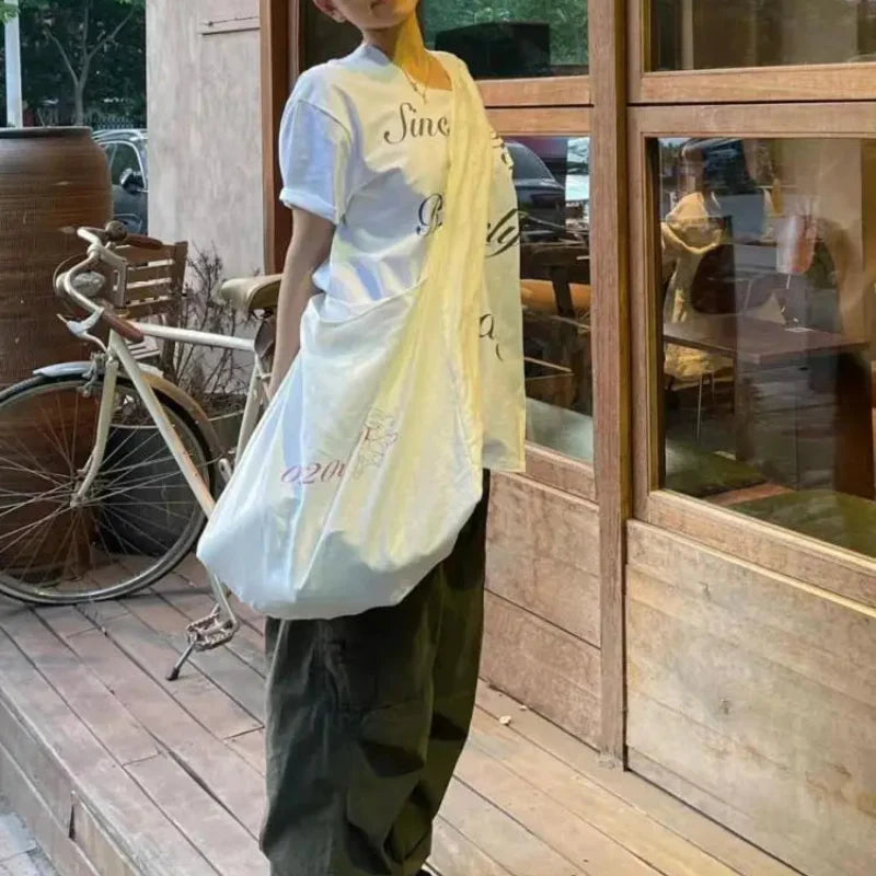 Baggy White Off Shoulder Graphic Top — dettaglio della stampa