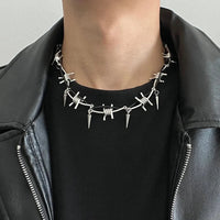 Barbed Wire Thorn Necklace — vista laterale
