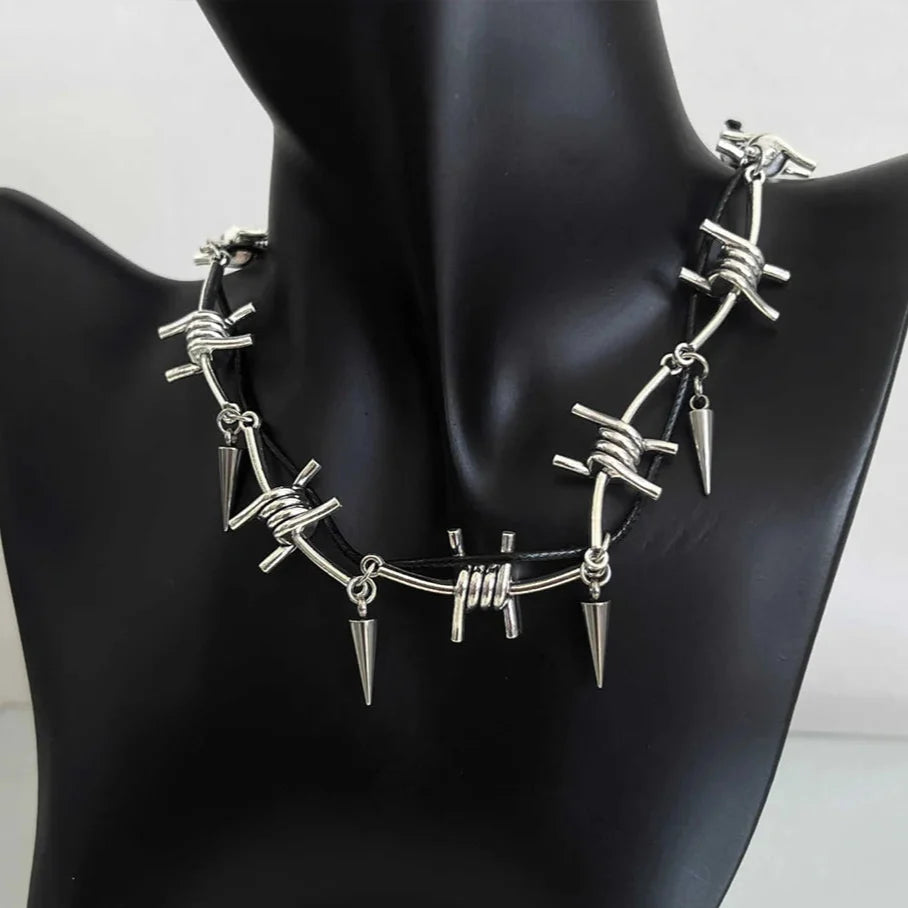 Barbed Wire Thorn Necklace — dettaglio del tessuto