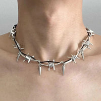 Barbed Wire Thorn Necklace — vista frontale