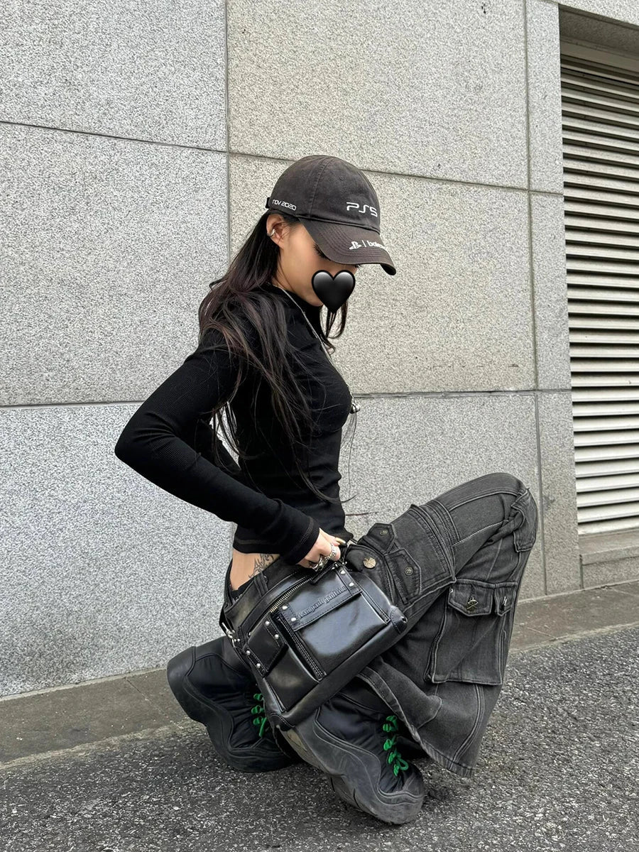 Black Low Waist Cargo Flared Jeans — dettaglio della stampa