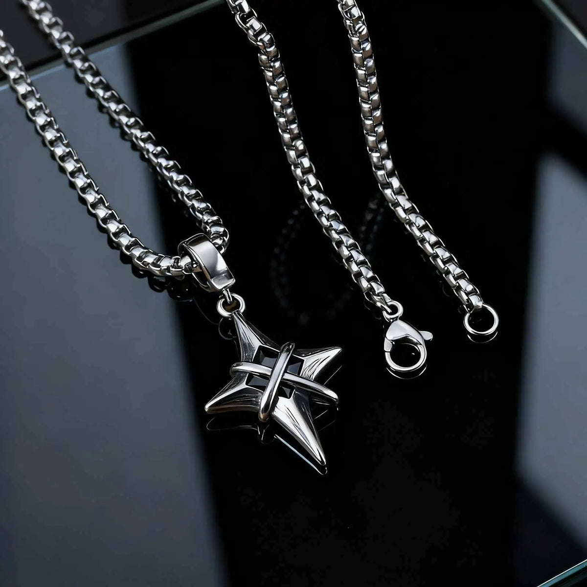 Black Zircon Star Pendant Necklace — dettaglio