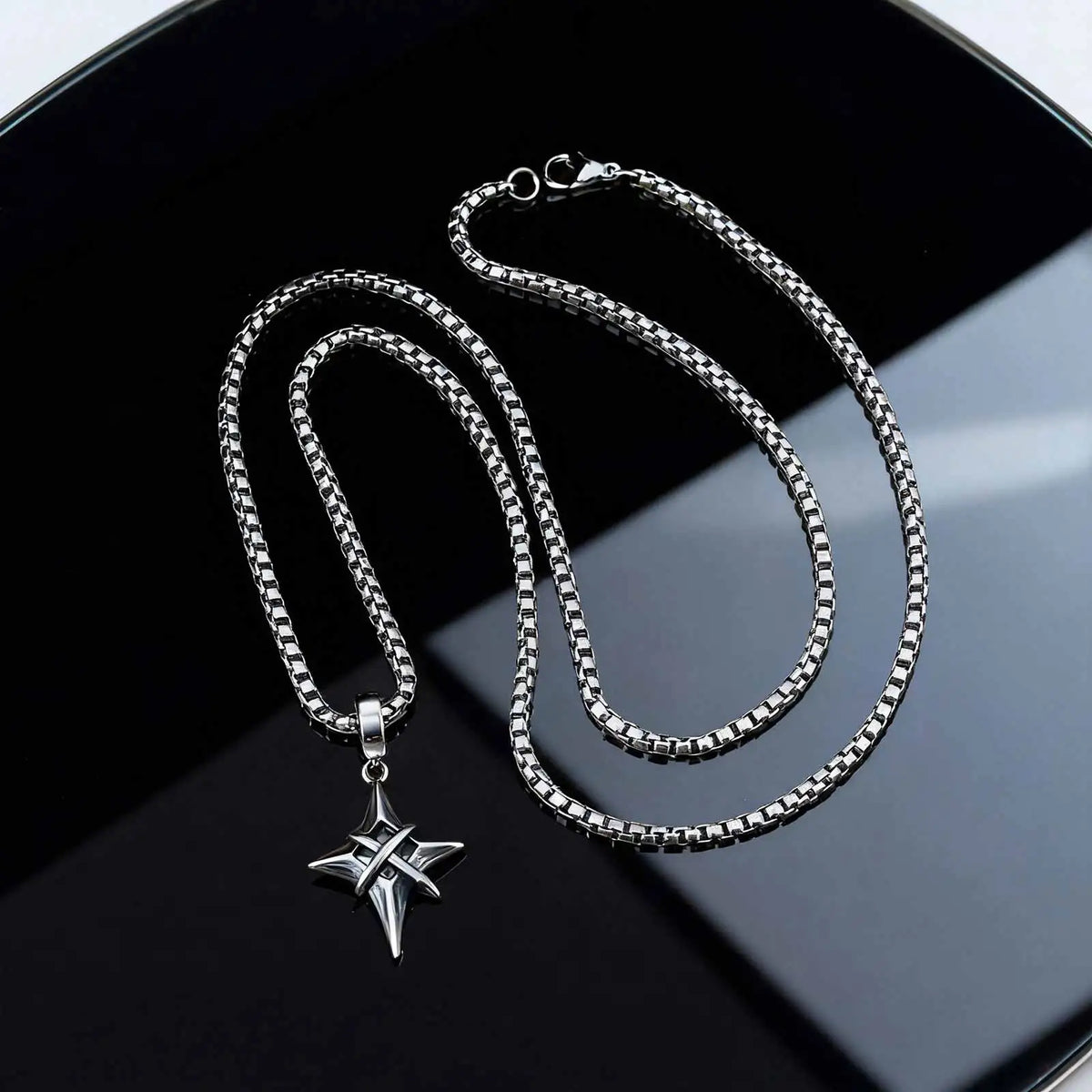 Black Zircon Star Pendant Necklace — in alternativa