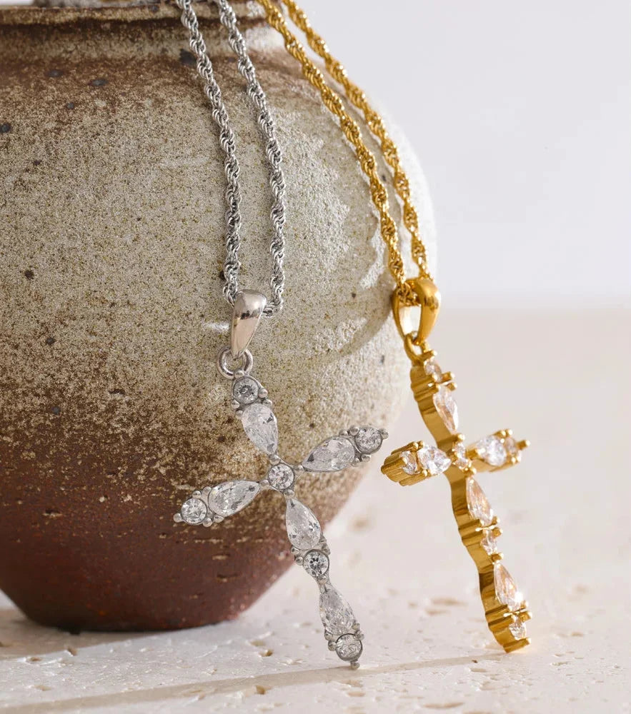 Bling Cross Pendant Necklace — vista laterale