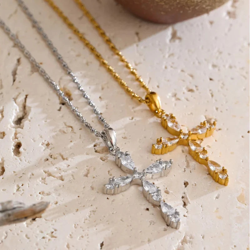 Bling Cross Pendant Necklace — dettaglio