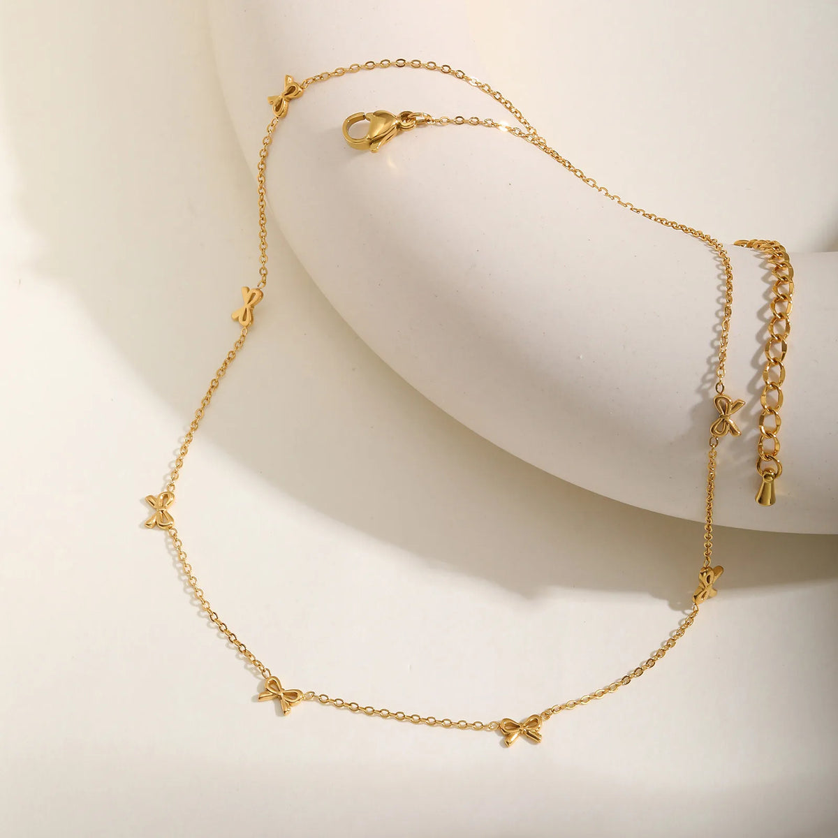 Bow Charms Necklace — dettaglio della stampa