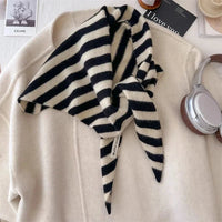 British Triangle Striped Knitted Scarf — vista completa