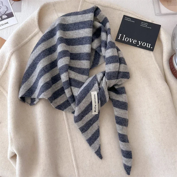 British Triangle Striped Knitted Scarf — vista frontale