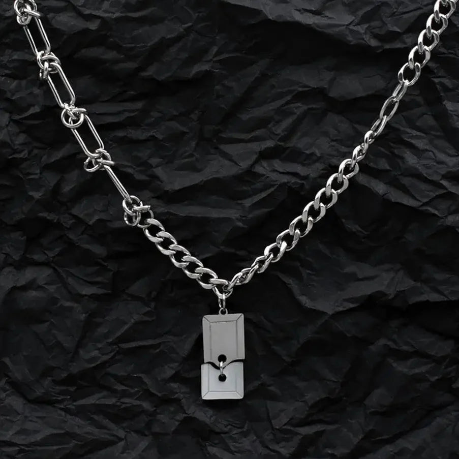 Broken Pendant Chain Necklace — dettaglio del tessuto