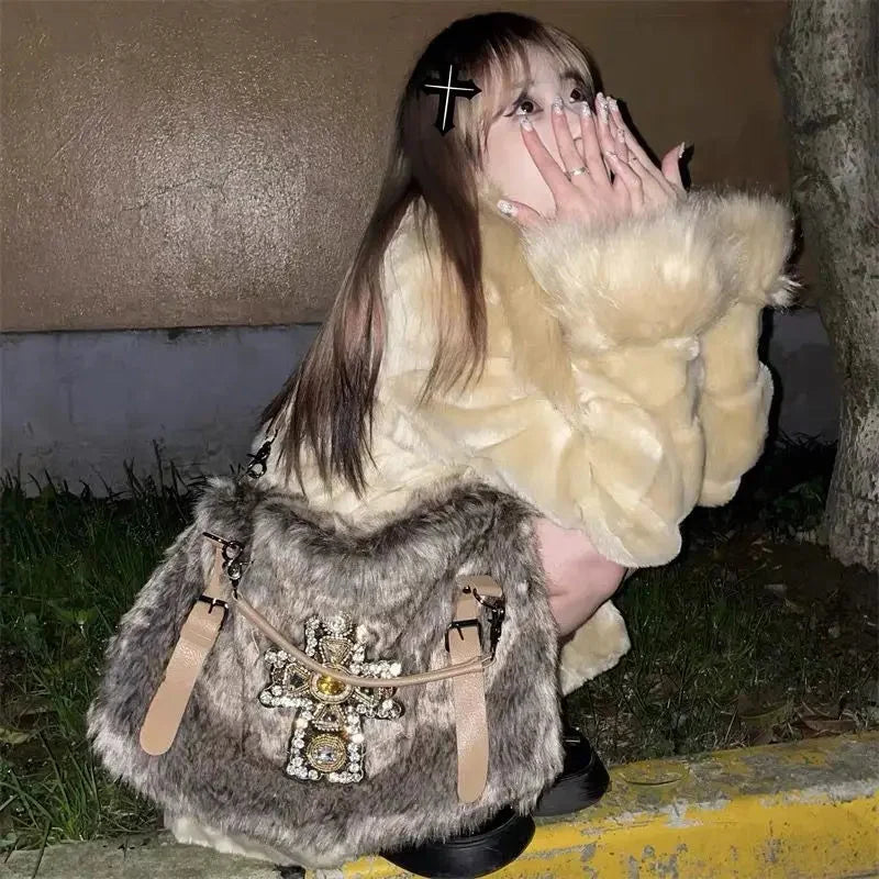 Cashmere Faux Fur Handbag — vista posteriore