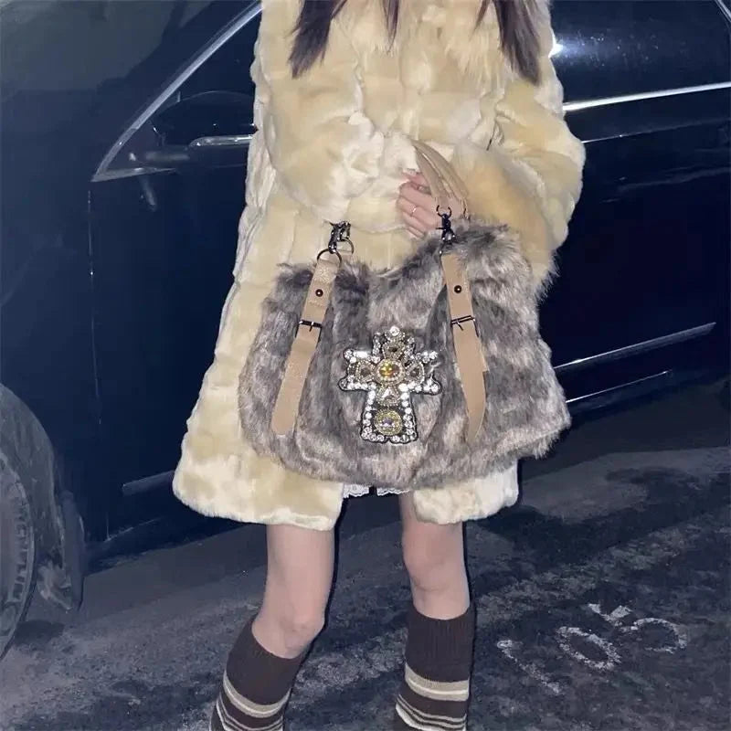 Cashmere Faux Fur Handbag — vista laterale
