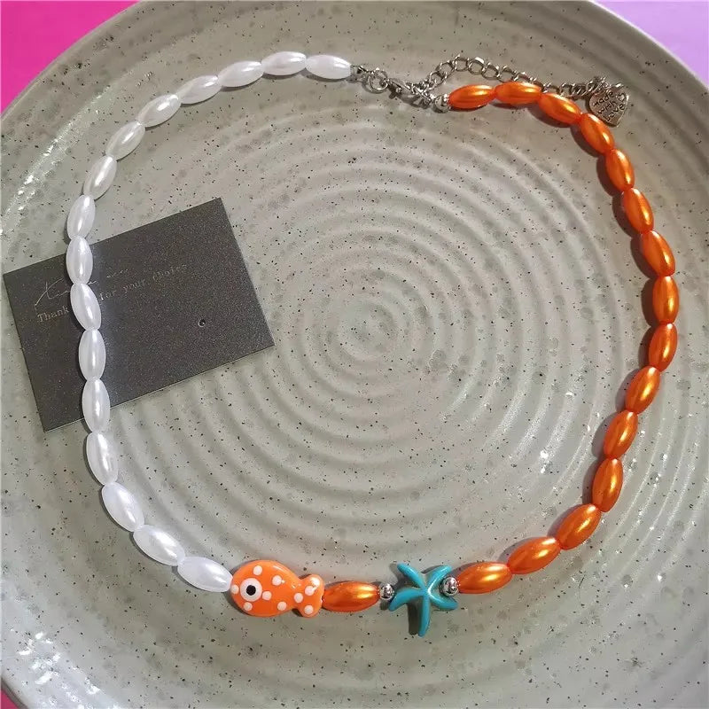 Ceramic Fish Pendant Beaded Choker Necklace — vista frontale