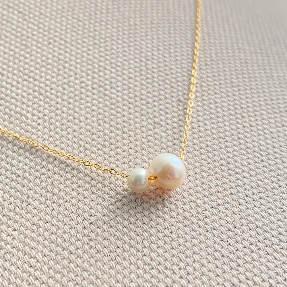 Dainty Minimalist Faux Pearl Necklace — vista laterale