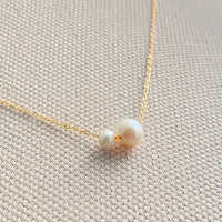 Dainty Minimalist Faux Pearl Necklace — vista laterale
