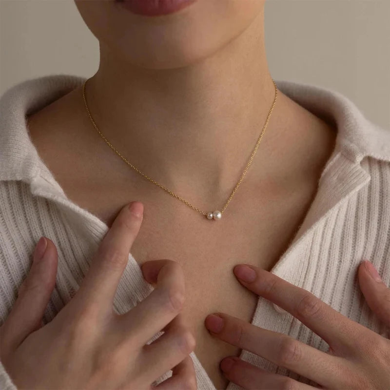 Dainty Minimalist Faux Pearl Necklace — dettaglio