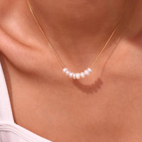 Dainty Pearl Charm Necklace — vista posteriore