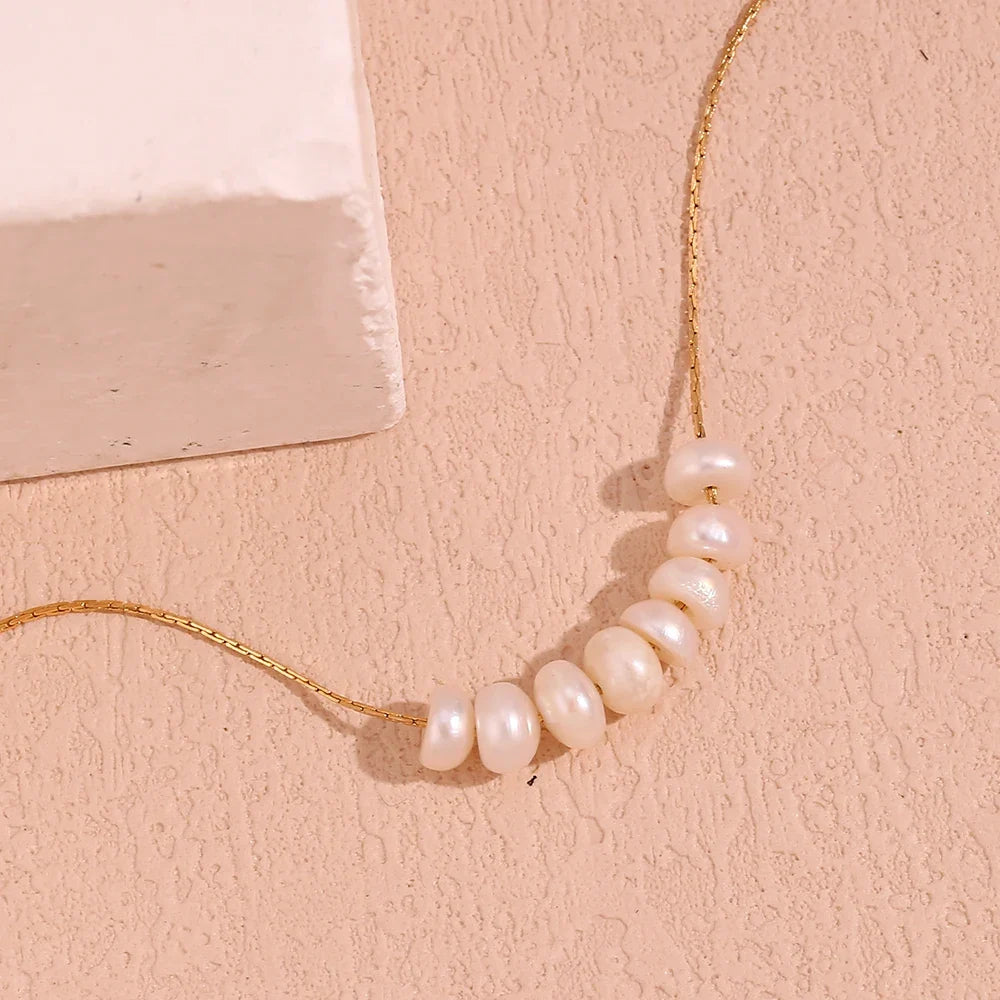 Dainty Pearl Charm Necklace — vista frontale