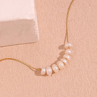 Dainty Pearl Charm Necklace — vista frontale