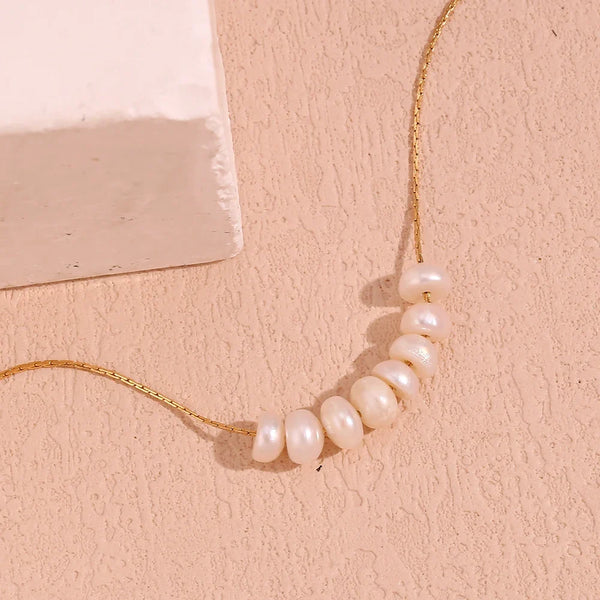 Dainty Pearl Charm Necklace — vista frontale