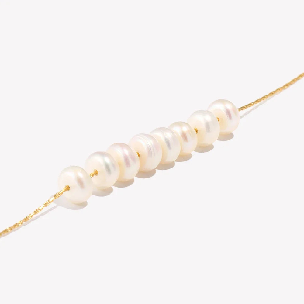 Dainty Pearl Charm Necklace — dettaglio
