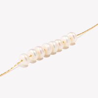Dainty Pearl Charm Necklace — dettaglio