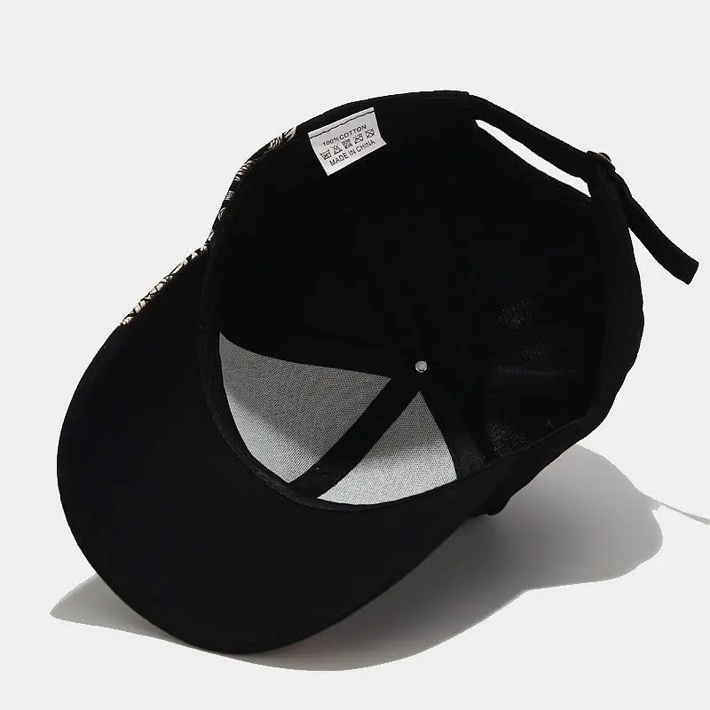 Dragon Print Baseball Cap — dettaglio del tessuto