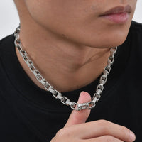 Embossed Rectangle Chain Necklace — vista posteriore