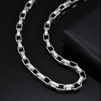 Embossed Rectangle Chain Necklace — dettaglio della stampa
