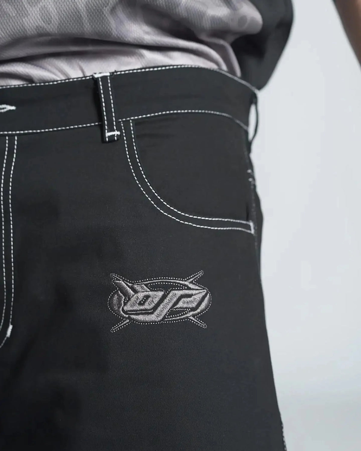 Embroidered Black Denim Shorts Jorts — dettaglio della stampa