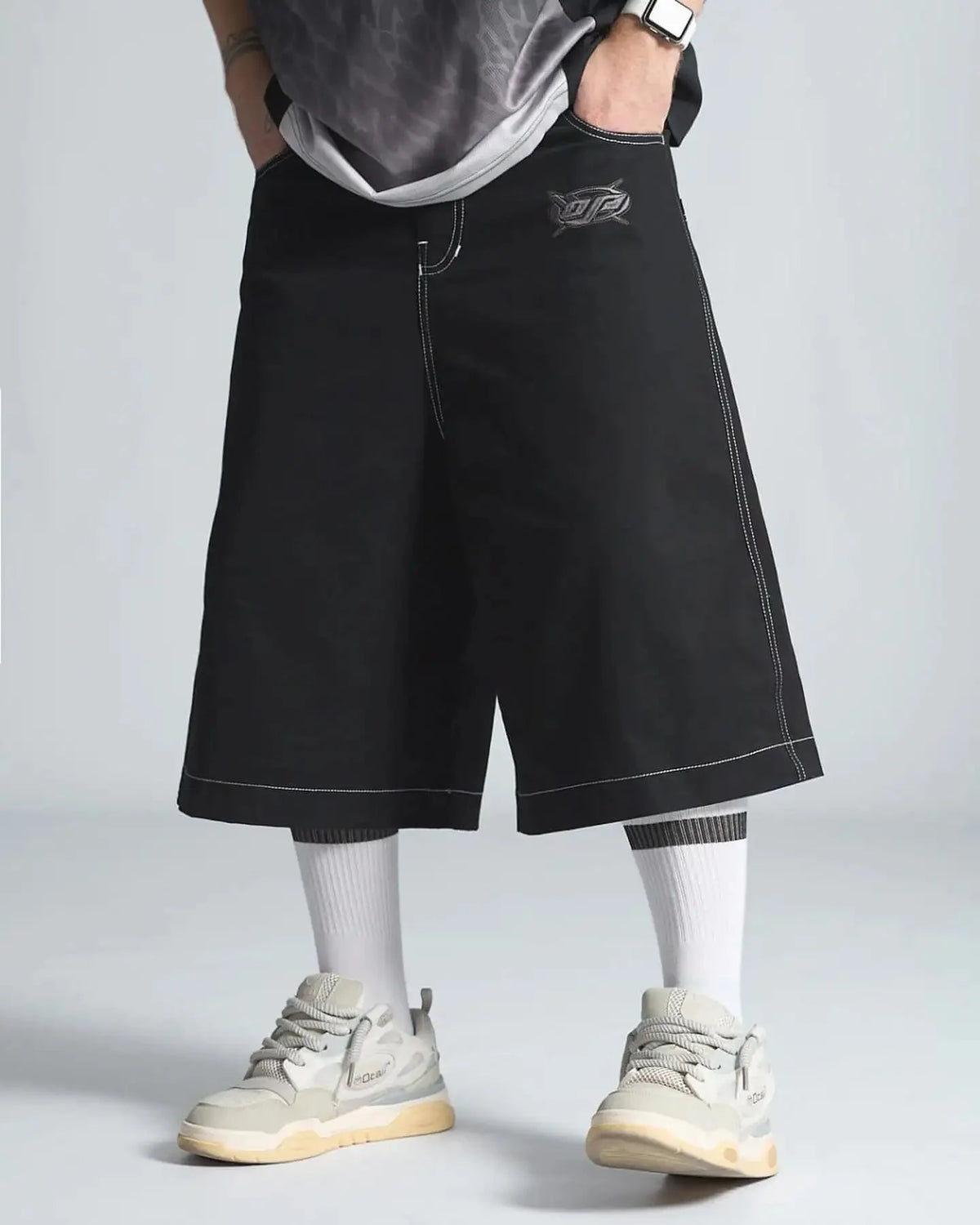 Embroidered Black Denim Shorts Jorts — vista posteriore