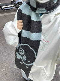 Essential Ending Graphic Shawl Scarf — dettaglio