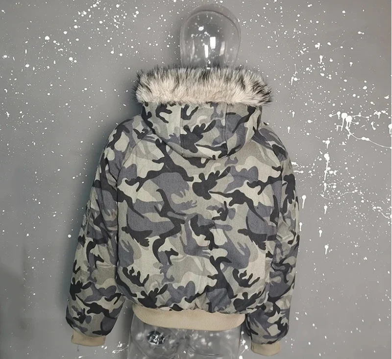 Faux Fur Lined Hood Arctic Camouflage Zip Up Jacket — dettaglio del tessuto