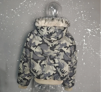 Faux Fur Lined Hood Arctic Camouflage Zip Up Jacket — dettaglio del tessuto