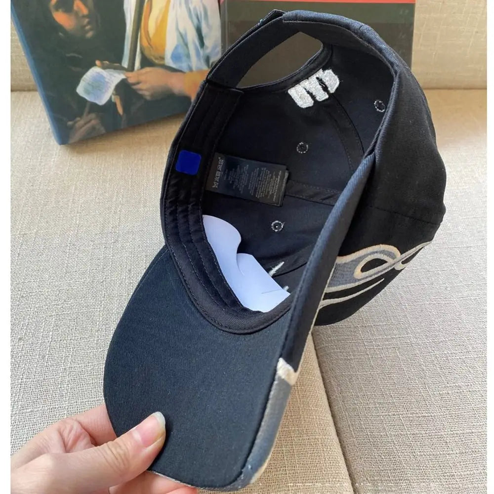 Flame Baseball Cap — dettaglio della stampa