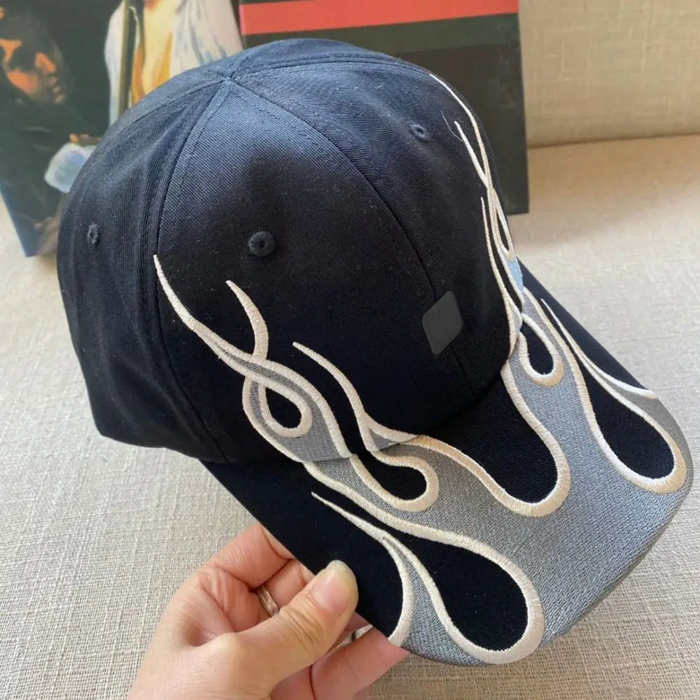 Flame Baseball Cap — vista laterale