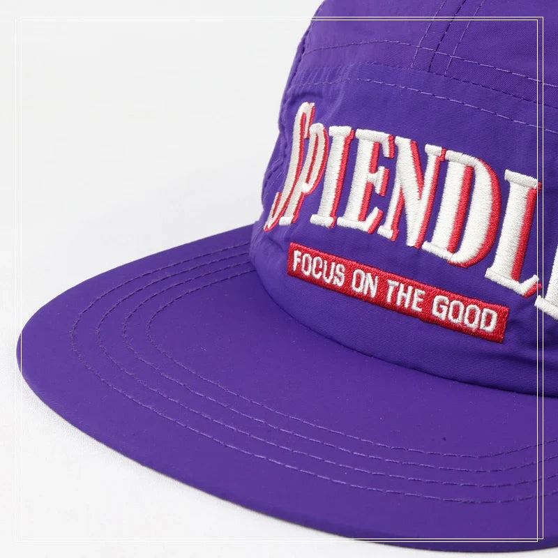 Flat Brim Embroidered Baseball Cap — dettaglio del tessuto