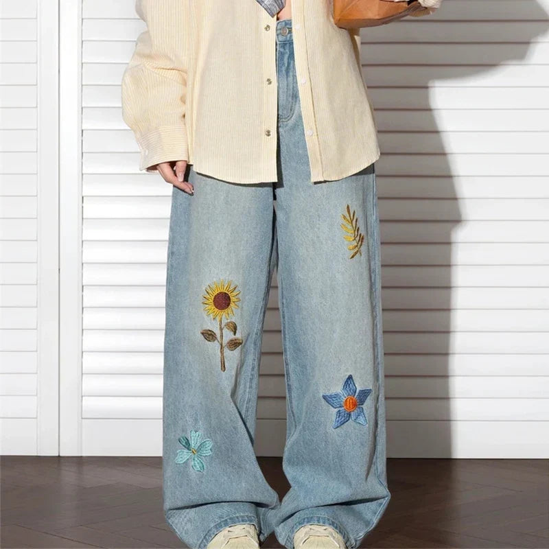 "Flowers in the Meadow" Floral Embroidered Baggy Jeans — in alternativa