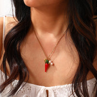 Glass Chilli Pendant Necklace — vista posteriore