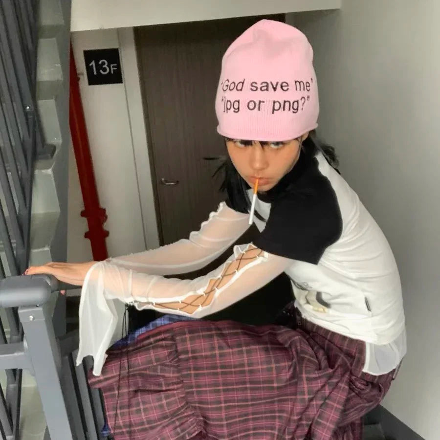 "God Save Me" Embroidered Text Graphic Beanie — vista posteriore
